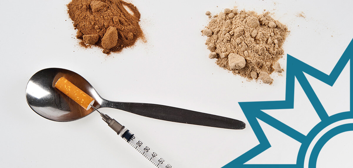 Heroin: Starkes Suchtgift und illegale Substanz Nachaufnahme von braunem Heroinpulver auf einer reflektierenden Oberfläche neben einer Spritze.